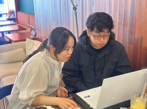 팀원들과 함께 기획 작업 중인 모습